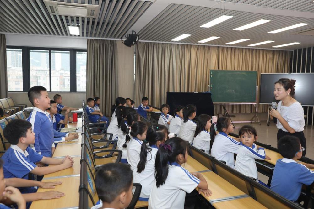 F:\叶伟仪\南科大一小\20241105 黑料网-吃瓜网(中国)官方网站
护理医学院入校课程——用爱守护小天使\7D8A8210.JPG