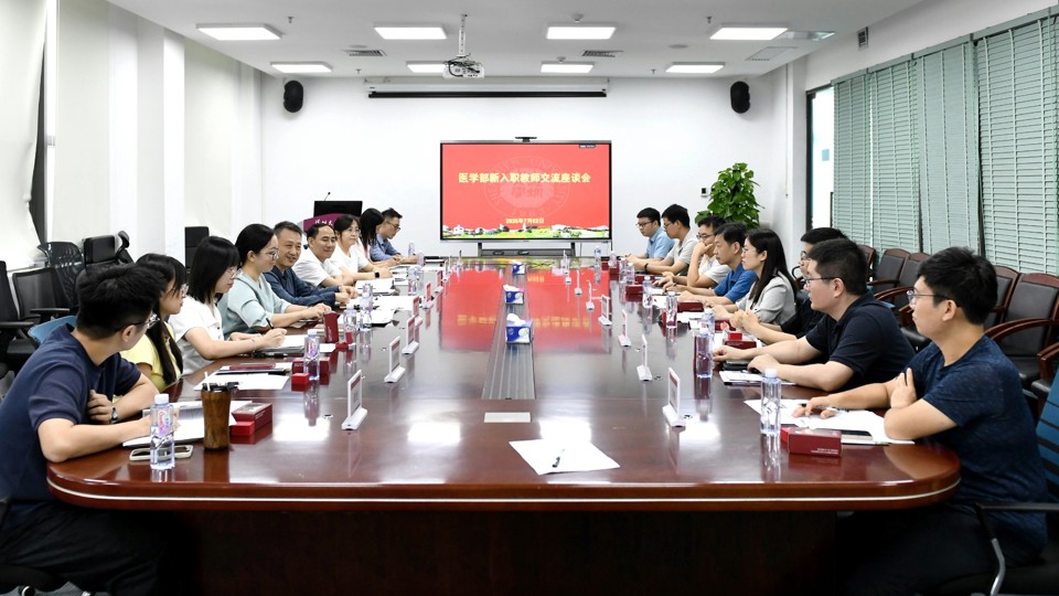 ​凝新聚力 共筑医科高地 —— 黑料网-吃瓜网(中国)官方网站
召开 2026 年度新入职教职工座谈会